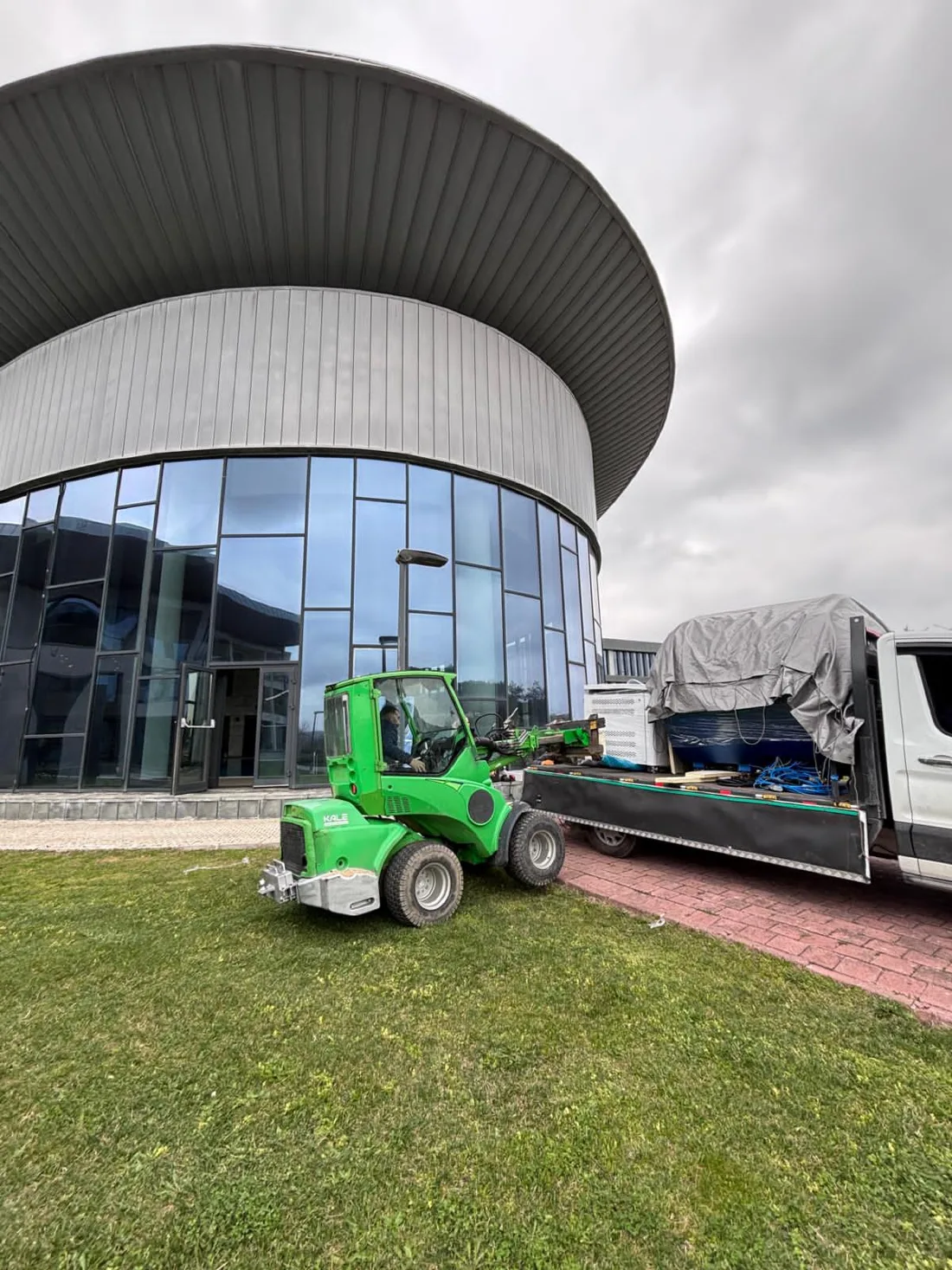 Oxyliving chamber arriving on site, protected for transport